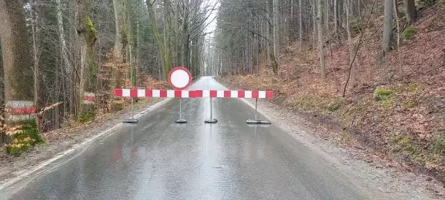 Droga Stu Zakrętów została całkowicie zamknięta na odcinku Kamieniołom - skręt do Pasterki. Dla kierowców oraz turystów poruszających się po Kotlinie Kłodzkiej oznacza to olbrzymie utrudnienia.