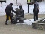 Nad Rejewskim zawisła klątwa? To najczęściej niszczona rzeźba w Bydgoszczy 