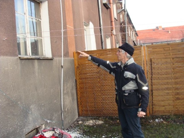 Bronisław Hałas świecił latarką w okno sąsiadki. Nie widział światła, tylko kłębiący się dym.