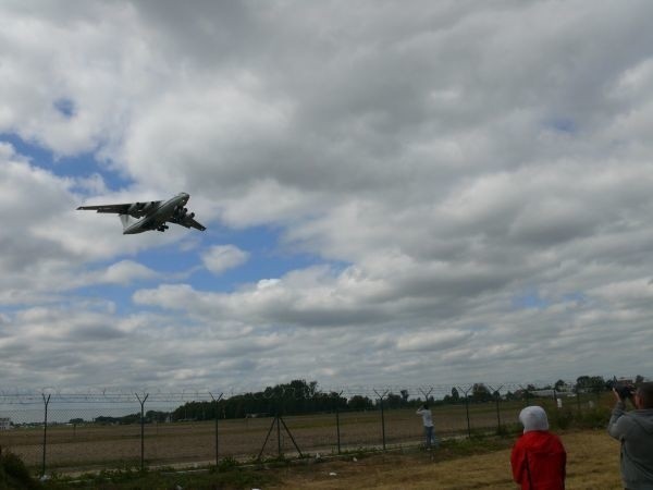 Pożegnanie z Radomiem jednego z największych samolotów, jaki kiedykolwiek lądował w Radomiu &#8211; ukraińskiego Ił-76, w wersji maszyny, która może zabrać na pokład 40 ton ładunku, zatankować 85 ton paliwa, a jego masa startowa wynosi 190 ton.