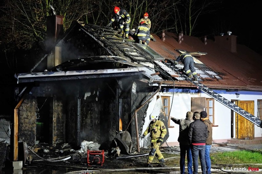 Strażacy walczyli z pożarem domu jednorodzinnego w...