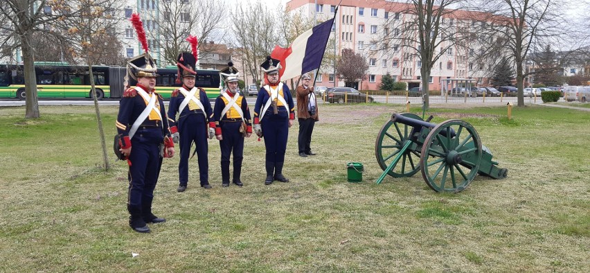 Police. Salwy armatnie w 200. rocznicę zgonu Napoleona. ZDJĘCIA i WIDEO - 5.05.2021