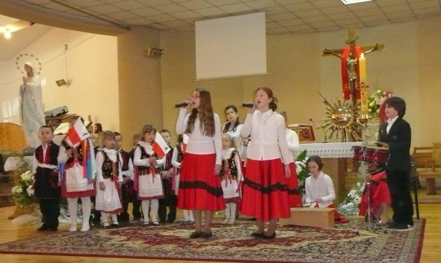Montaż słowno-muzyczny przygotowali uczniowie z klas od I do VI, a nawet najmłodsze dzieci z "zerówki&#8221;. Ubrane w stroje krakowskie zaśpiewały hymn państwowy.