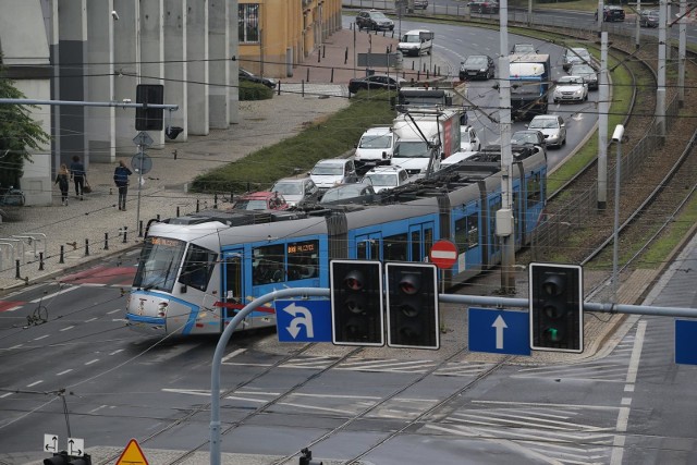 Remonty torowisk oraz w poniedziałek dzień wolny od pracy. MPK informuje w związku z tym o zmianach w kursowaniu tramwajów i autobusów. ZOBACZ NAJNOWSZE ZMIANY W KOMUNIKACJE PUBLICZNEJ W NASZEJ GALERII - poruszaj się przy pomocy strzałek lub gestów na telefonie, by przejść do kolejnych informacji.