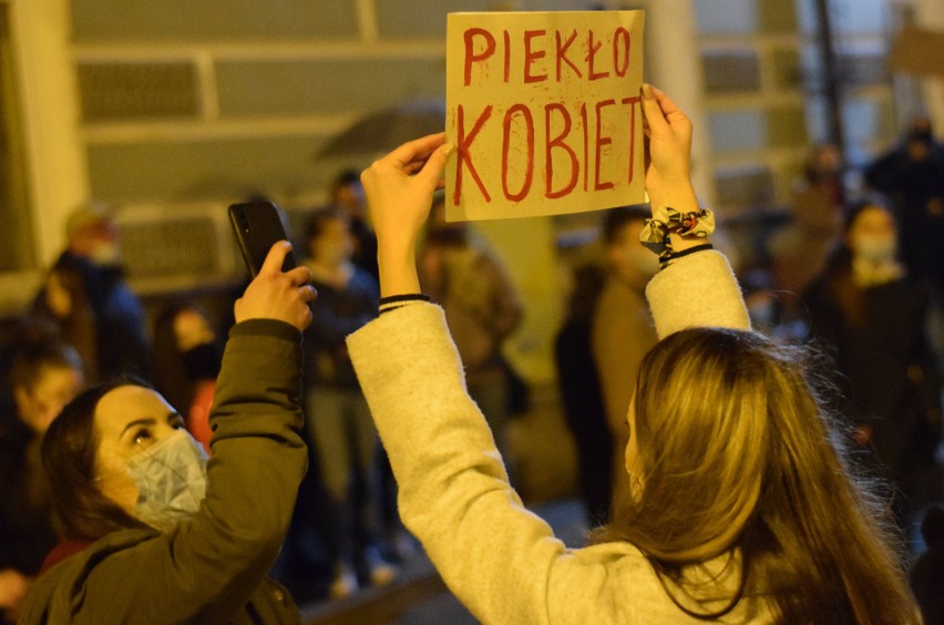 Strajk Kobiet w Jarosławiu. Manifestacja przeszła pod starostwo powiatowe [ZDJĘCIA]