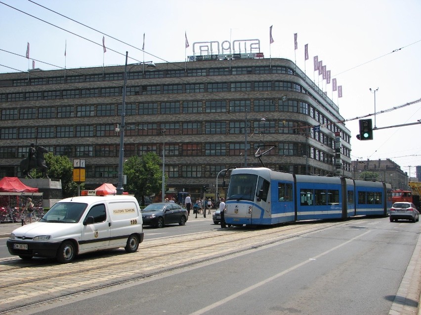 Wrocław: Przy Renomie wykoleił się tramwaj linii nr 7 (ZDJĘCIA)