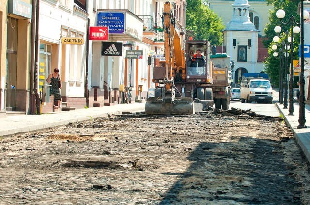 Remont rozpoczął się od zdjęcia warstwy starego asfaltu, pod którym zostanie wymieniona sieć wodociągowa oraz kanalizacja sanitarna i deszczowa