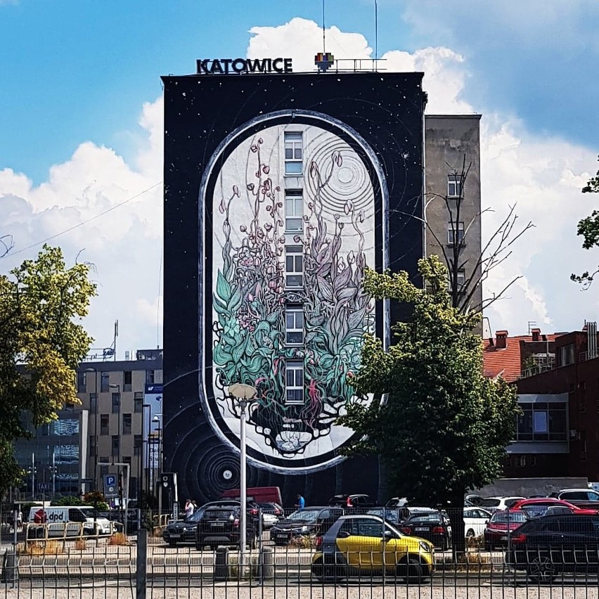 Mural Mony Tusz na ścianie katowickiego Urzędu Miasta.