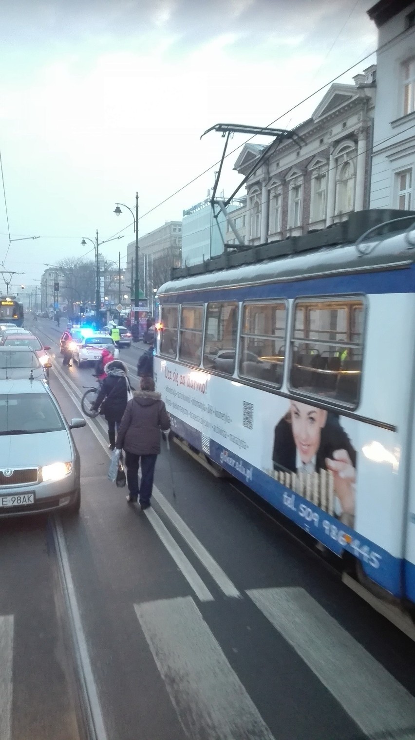 Kraków. Wypadek na ulicy Lubicz, są utrudnienia w kursowaniu komunikacji miejskiej