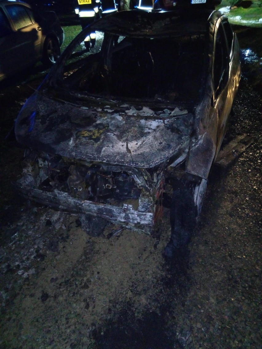 Nocny pożar w Krajnie. Spłonął samochód,  garaż i kotłownia. Zobacz zdjęcia