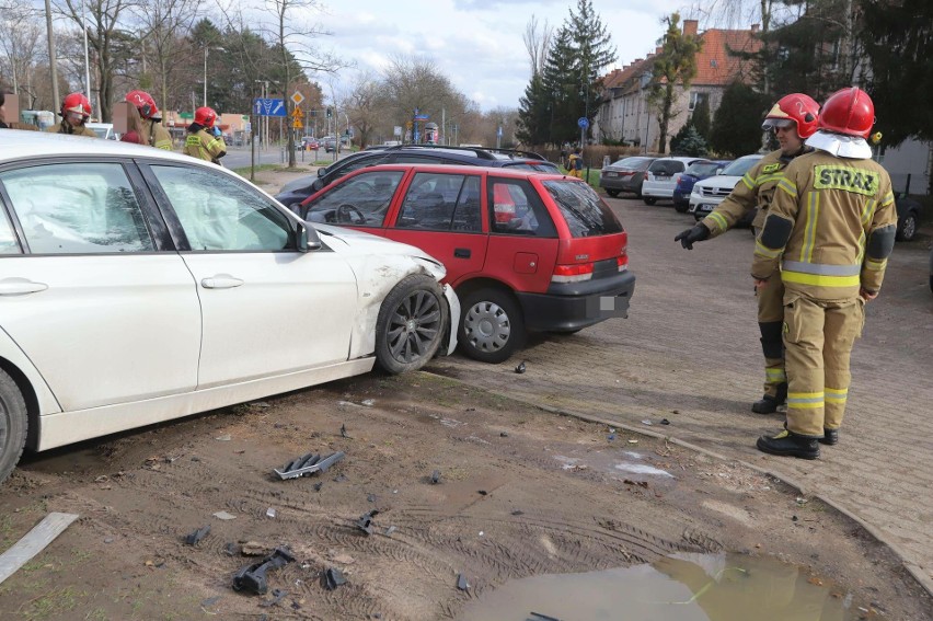 Wypadek trzech samochodów na Mickiewicza. Kobieta w BMW nie...