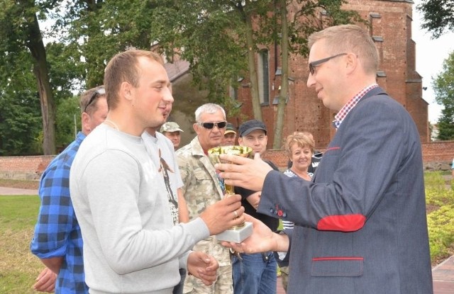 Wójt wręcza puchar najlepszemu wędkarzowi