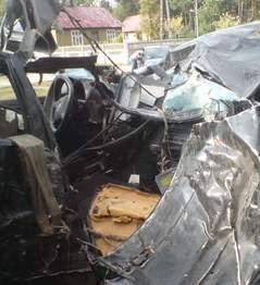Auto od strony pasażera w wyniku zderzenia z drzewem zostało kompletnie zniszczone.