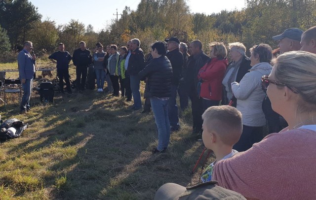 Mieszkańcy Lipienic Górnych przybyli na spotkanie z wójtem gminy, podczas którego odbyło się oficjalne przekazanie działki, na której zostanie zbudowana altanka.