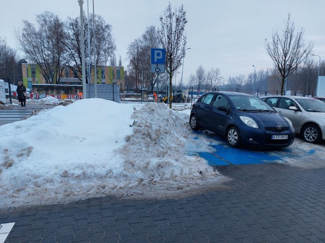 Zaśnieżony parking przy Szpitalu Uniwersyteckim