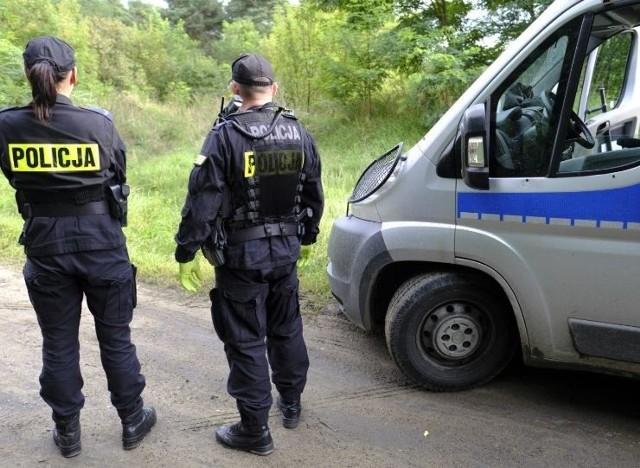 Dyżurny komendy policji w Tomaszowie Mazowieckim otrzymał od mieszkańca gminy Żelechlinek informację, że na terenie jego nieogrodzonej działki leży zakrwawiony mężczyzna. Na miejsce przyjechał patrol, jednak kontakt z mężczyzną był utrudniony, nie tylko ze względu na liczne obrażenia, ale także silny wpływ alkoholu. Mężczyzna zdołał przekazać, że gdzieś w sąsiedniej wsi w trawie leży jego kolega. Policjanci wezwali pogotowie i gdy medycy się pojawili, zostawili 48-latka pod ich opieką, a sami poszli szukać drugiego mężczyzny. Znaleźli go niecały kilometr dalej. 73-latek wymagał natychmiastowej pomocy lekarskiej. W budynku na terenie posesji spotkali też 40-letnią kobietę, która z dwoma mężczyznami wcześniej piła alkohol.Czytaj na kolejnym slajdzie