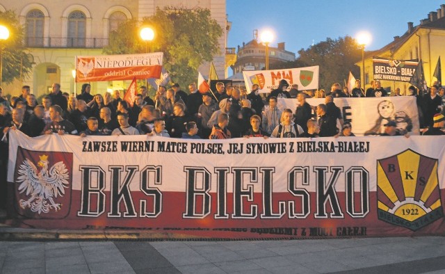 Kibice BKS Stal podczas piątkowej pikiety antyimigracyjnej na bielskim placu Chrobrego