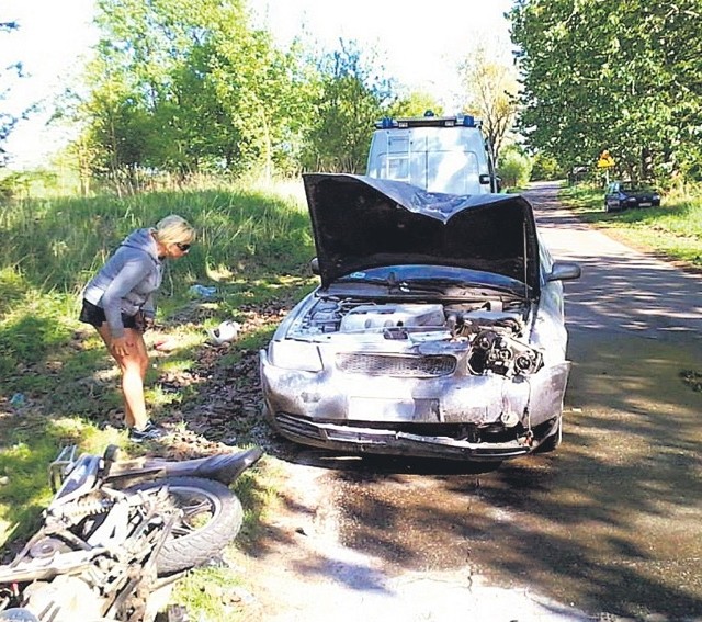 Dobrzany, ulica Dworcowa. Agnieszka Myszkowska ze Stargardu na miejscu zdarzenia, ze swoim rozbitym audi.