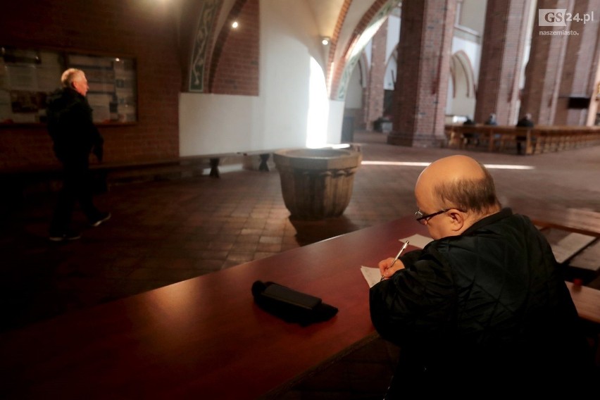 Tylko 50 osób na mszy. W kościołach liczą ludzi. Koronawirus w Polsce. Dyspensa na udział w niedzielnych mszach świętych. Msze święte online