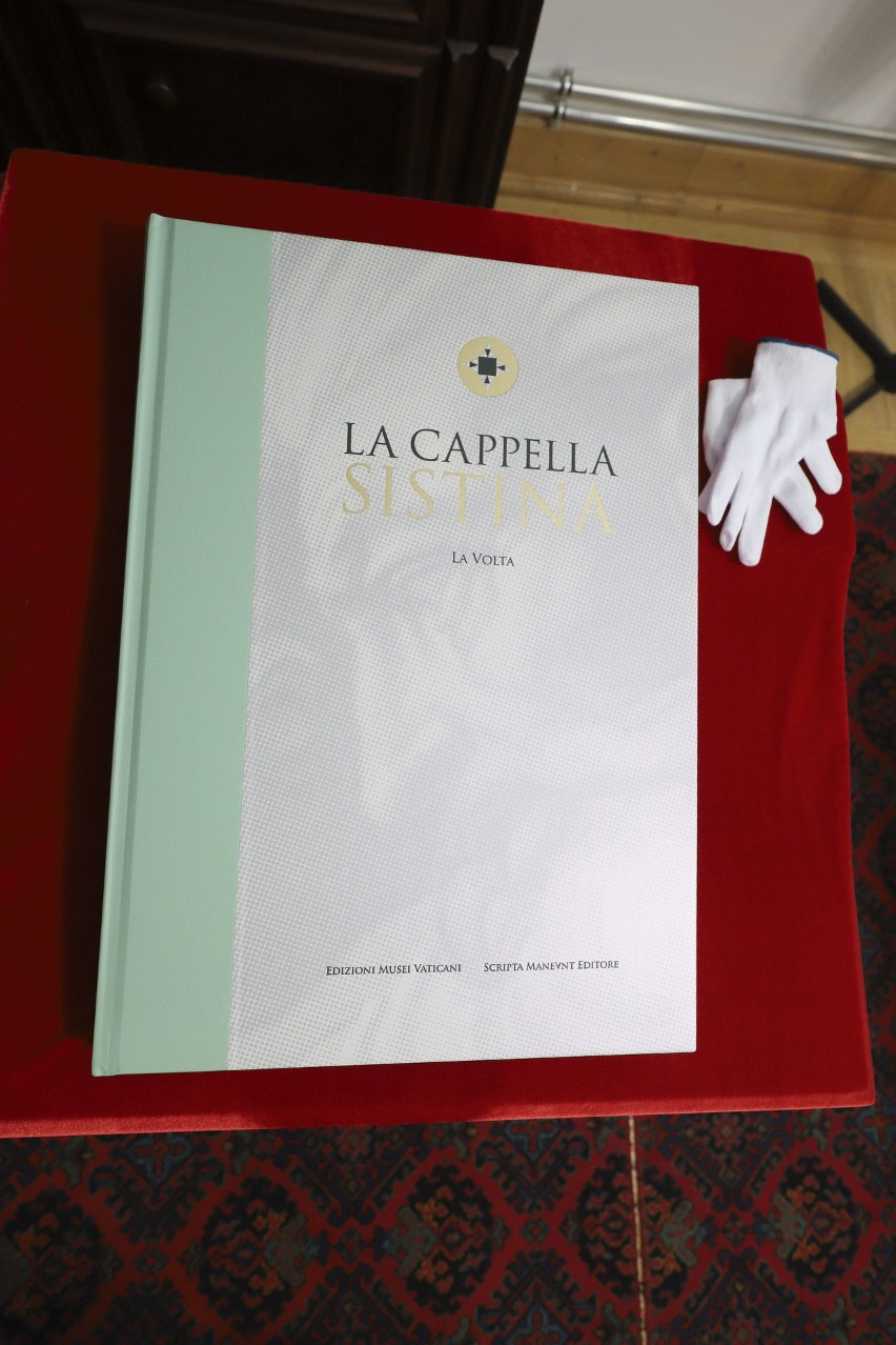 Album „La Cappella Sistina” w Białymstoku. Przedstawia...