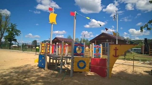 Plac zabaw na plaży przy zalewie pińczowskim powstał w ramach budżetu obywatelskiego.
