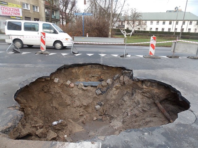 Dziura na skrzyżowaniu ul. Cichońskiego i Warszawskiej.