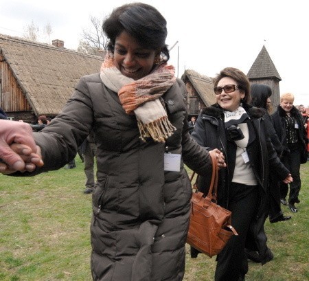 W skansenie w Ochli żony ambasadorów zatańczyły przy akompaniamencie zespołu "Vatra&#8221;. Raka Luykx z Belgii (na pierwszym planie) poradziła sobie z góralskimi pląsami.