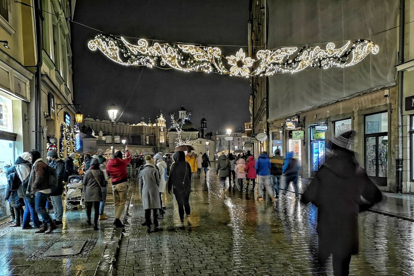 Kraków w morzu świetlistych dekoracji. Idą święta, nastrój już jest [ZDJĘCIA]