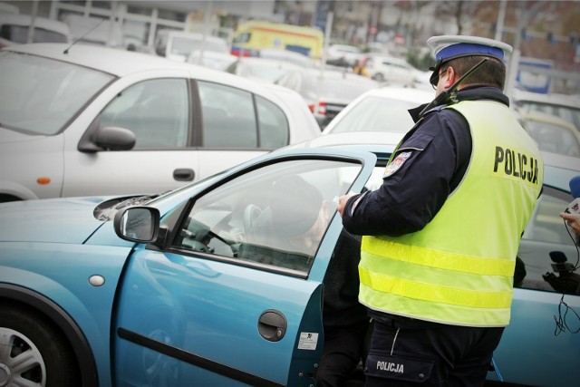 Kierowcy już nie boją się utraty prawa jazdy i pędzą na potęgę. Będą surowsze kary?