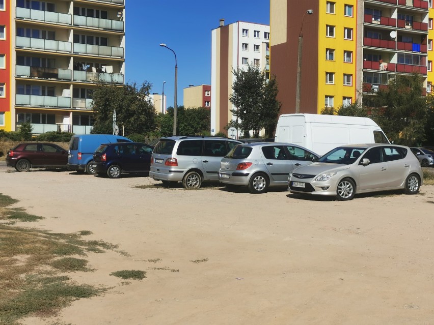Brak miejsc parkingowych, to główny problem mieszkańców Wyszyńskiego w Zambrowie. Urząd Miasta podjął decyzję w tej sprawie