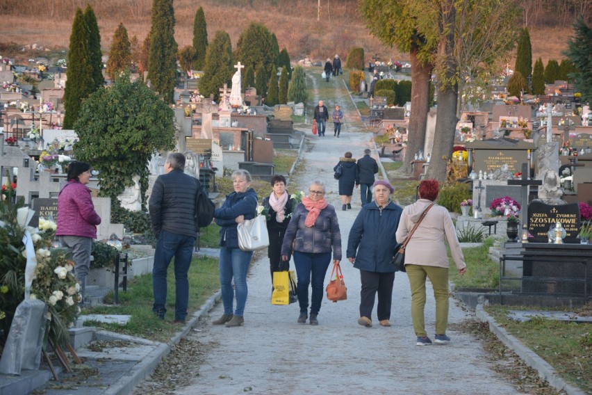 Sobota na cmentarzu w Pińczowie. >>>Zobacz zdjęcia na...