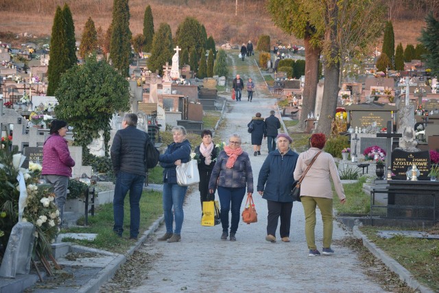 Sobota na cmentarzu w Pińczowie. >>>Zobacz zdjęcia na kolejnych slajdach