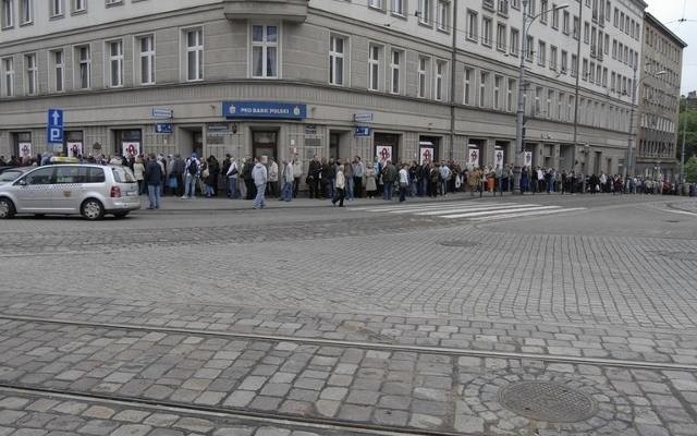 Kilkaset osób stało w kolejce przed oddziałem NBP w Poznaniu