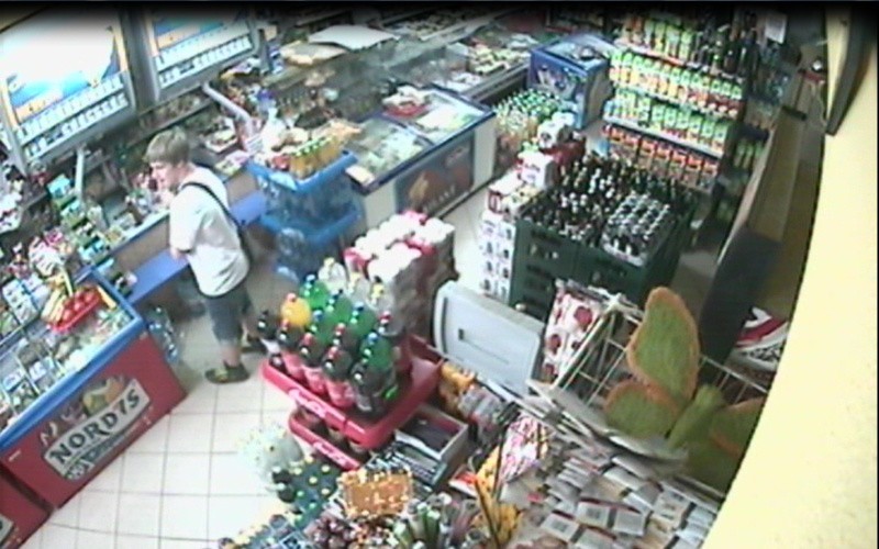 Napad na sklep przy Osinowej: Policja szuka sprawcy [ZDJĘCIA Z MONITORINGU]
