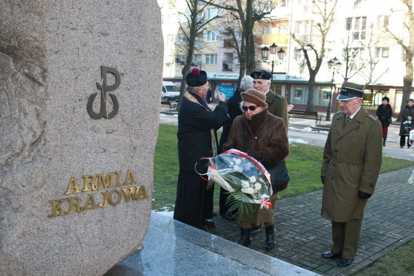 Złożenie kwiatów pod pomnikiem Armii Krajowej w Sł...