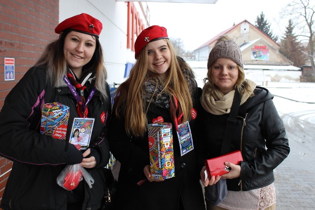 Simona Szudra i Weronika Skręty z Międzyrzecza kolejny raz były wolontariuszkami orkiestry. - Ludzie z wielką chęcią wrzucają pieniądze do puszek - mówiły.