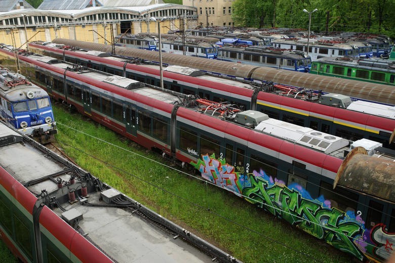 Kraków. Pociągi niszczejące na bocznicy w Bieżanowie przejdą modernizację [ZDJĘCIA]