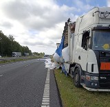 Zderzenie dwóch ciężarówek na drodze S7 pod Olsztynkiem – z jednej z nich na drogę wysypał się ładunek 