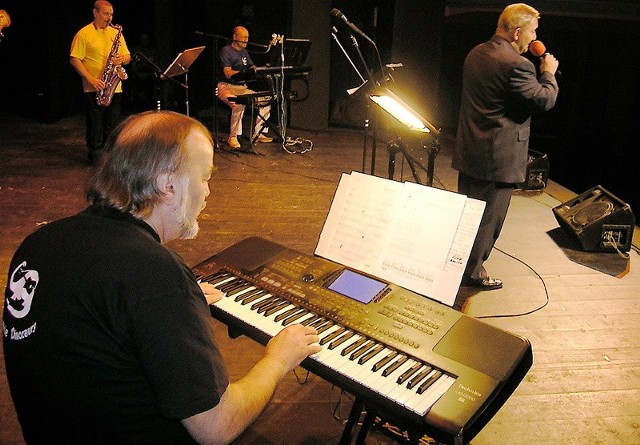 Nad stroną muzyczną koncertu czuwa Stanisław Nowacki (klawisze). Na zdjęciu - śpiewa Andrzej Welc.