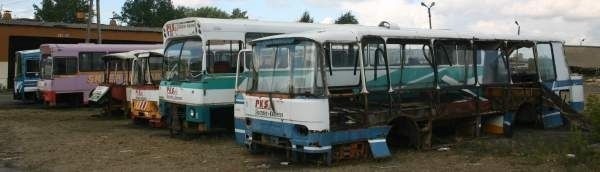 Trzy rzędy zdezelowanych autobusów straszą na placu skarżyskiego PKS.