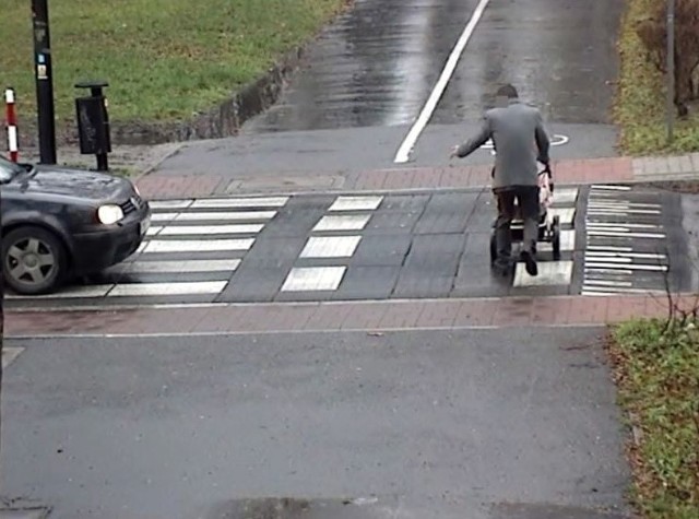 Kamera zarejestrowała mężczyznę w momencie kiedy, prowadząc wózek wszedł na drogę dla rowerów.