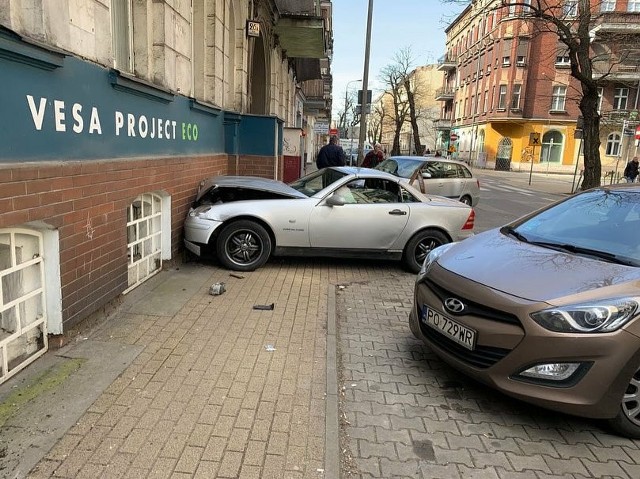 W zdarzeniu nikt nie ucierpiał. Na razie nie wiadomo, kto kierował autem.