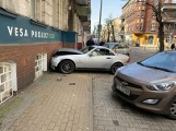 Groźny wypadek w Poznaniu. Wjechał samochodem w kamienicę i uciekł. Pojazd przestawili przechodnie. Zobacz zdjęcia