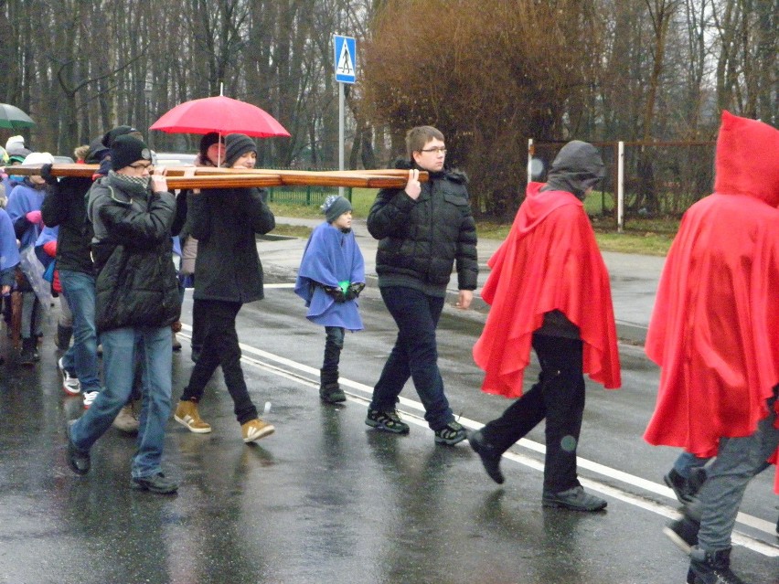 Krzyż ŚDM w Żorach: Adoracja i procesja [ZDJĘCIA]