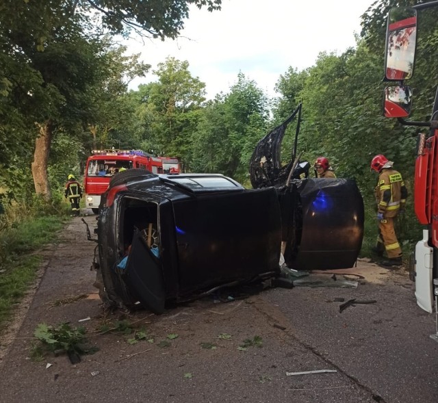 Wypadek w Czerniewie w środę, 21.07.2021 r.! 21-latek uderzył w drzewo