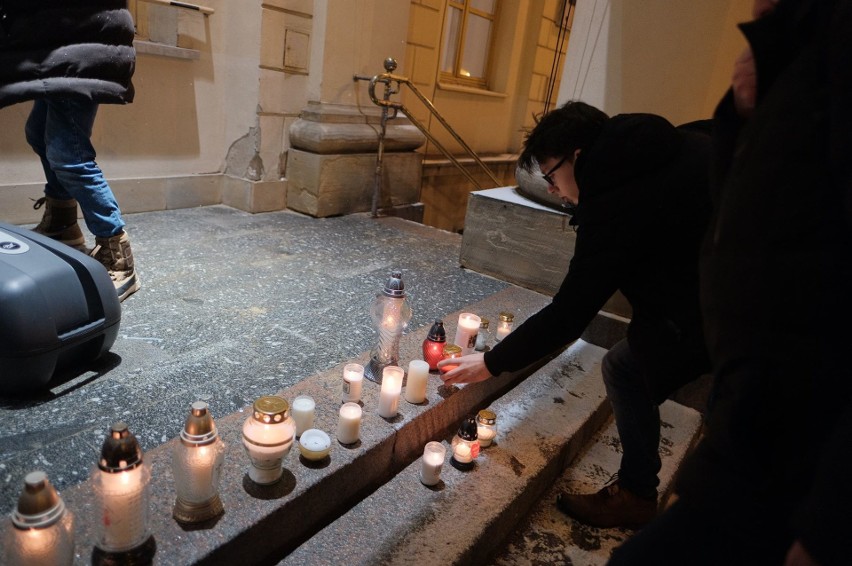 Spotkanie po śmierci prezydenta Gdańska przed lubelskim ratuszem. Manifestacja przeciw nienawiści i przemocy. Zobacz zdjęcia