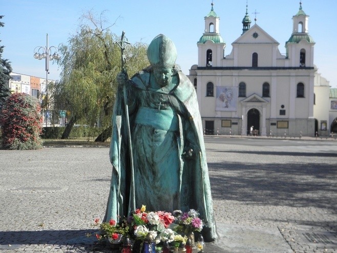 Pomnik Jana Pawła II na Placu Daszyńskiego...