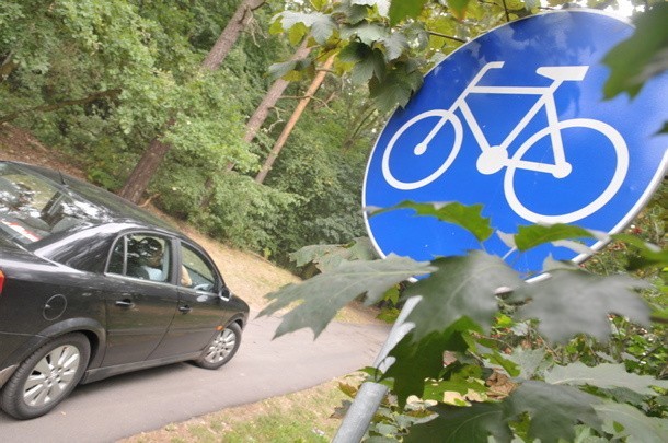 Wjazd na ścieżkę rowerową przy jeziorze Linie jest opatrzony znakiem. Niestety, część kierowców samochodów udaje, że go nie ma.