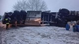 Ciężarówka przewróciła się na drodze krajowej nr 25 na trasie Człuchów - Rzeczenica 17.01.2018. Droga była zablokowana [zdjęcia]