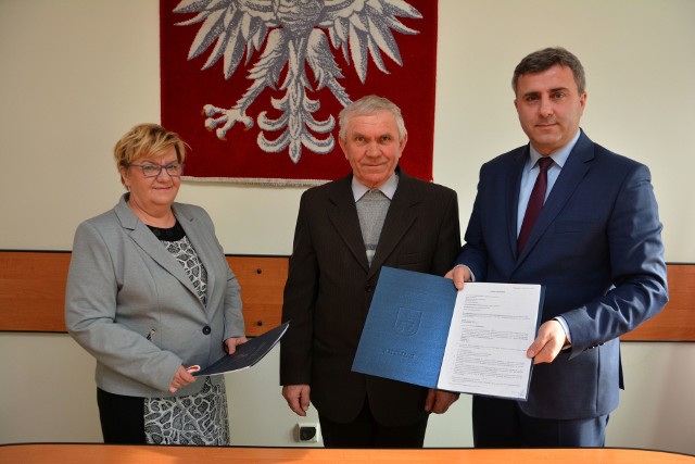 Burmistrz Miasta i Gminy Daleszyce Dariusz Meresiński przy kontrasygnacie skarbnika Jadwigi Głozowskiej podpisał umowę z właścicielem firmy Stanisławem Jamiołem.